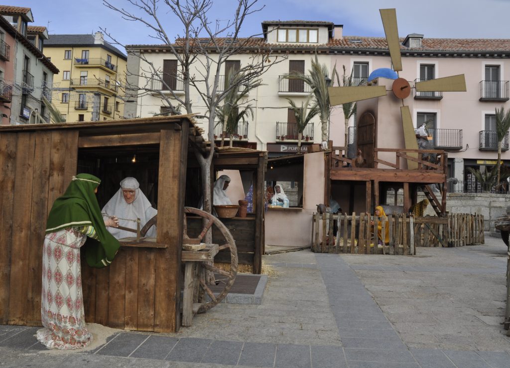 Spinner. Monumental Nativity Scene. 2012-2013